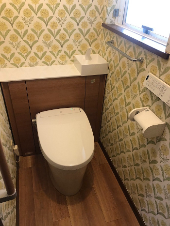 お花柄の壁紙が映えるシンプルかつ使い勝手の良いトイレ